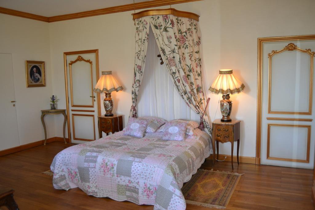 Chateau De Peufeilhoux Vallon-en-Sully 외부 사진